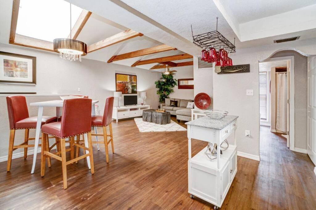 Hidden Couples Loft Retreat In Heights Foodie District 탬파 외부 사진